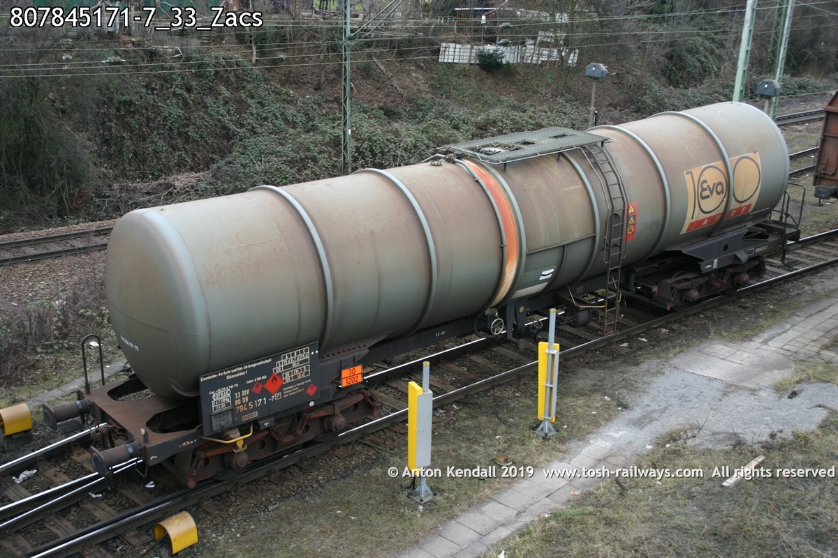 807845171-7_33_Zacs.jpg
